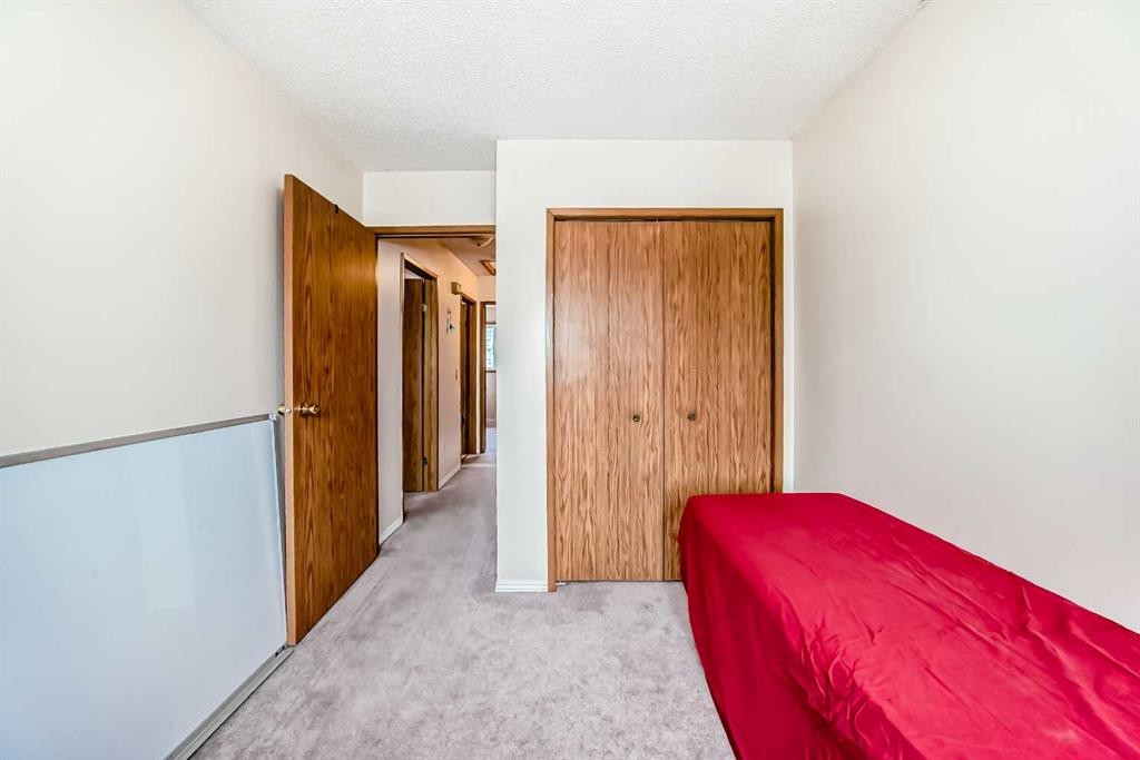 110 Edgeburn Crescent Nw, Calgary, AB - Indoor Photo Showing Bedroom