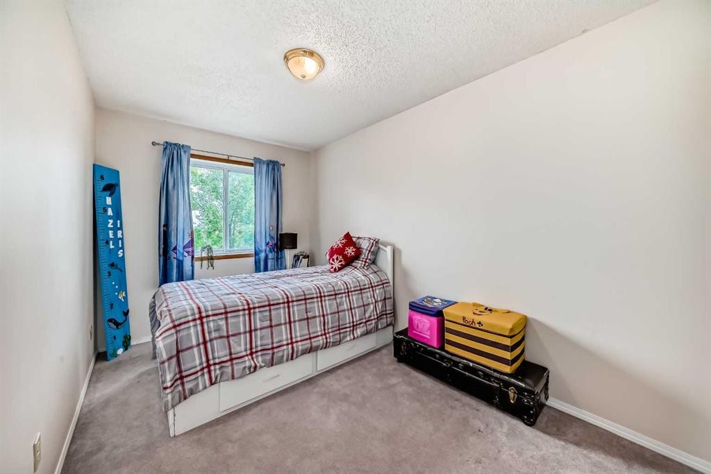 110 Edgeburn Crescent Nw, Calgary, AB - Indoor Photo Showing Bedroom