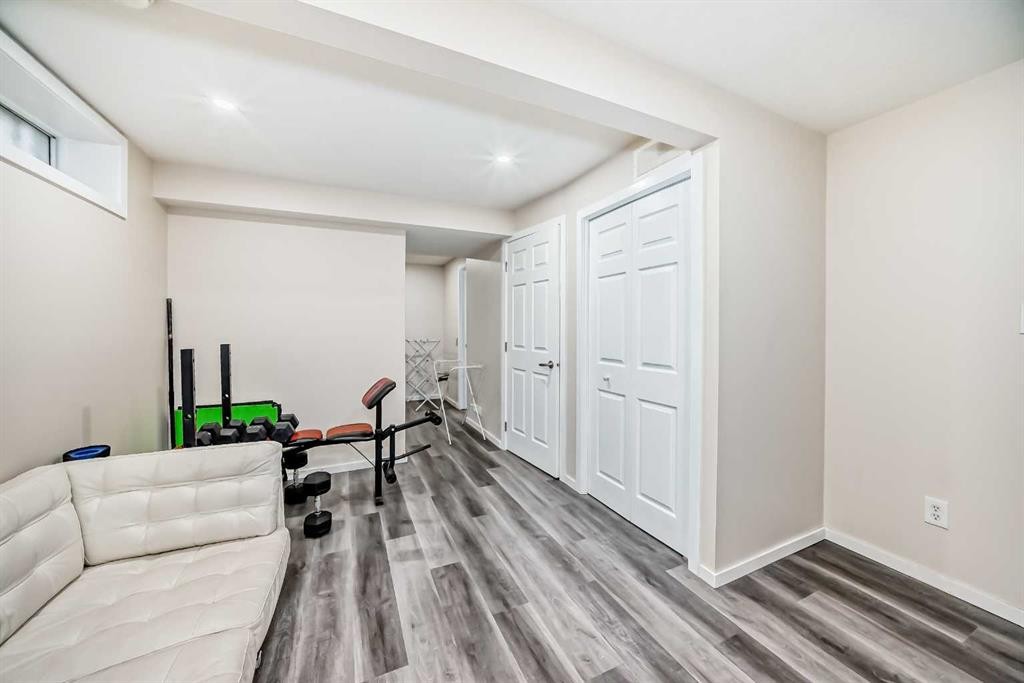 110 Edgeburn Crescent Nw, Calgary, AB - Indoor Photo Showing Other Room