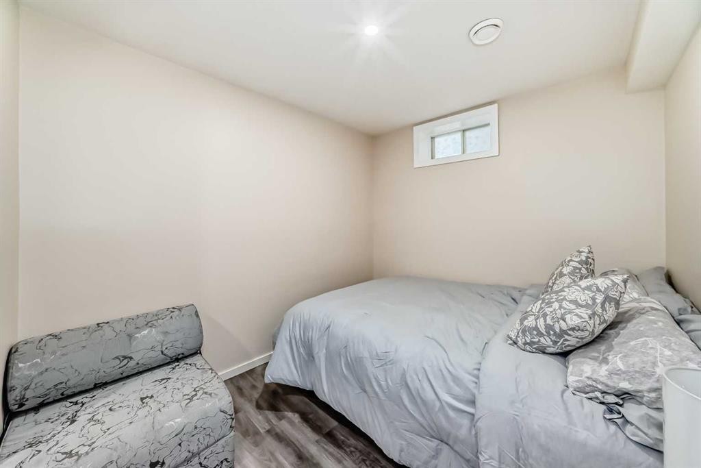 110 Edgeburn Crescent Nw, Calgary, AB - Indoor Photo Showing Bedroom