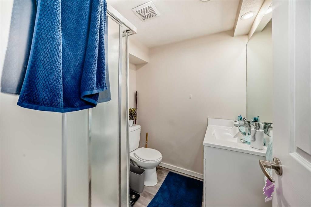 110 Edgeburn Crescent Nw, Calgary, AB - Indoor Photo Showing Bathroom