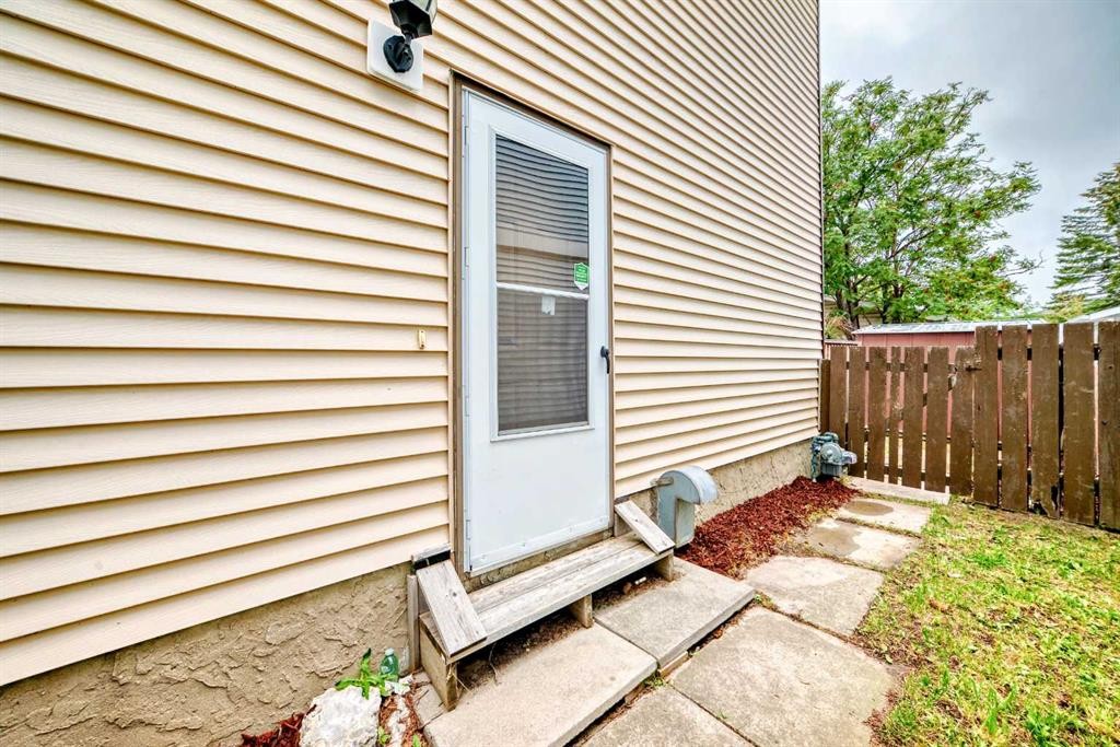 110 Edgeburn Crescent Nw, Calgary, AB - Outdoor