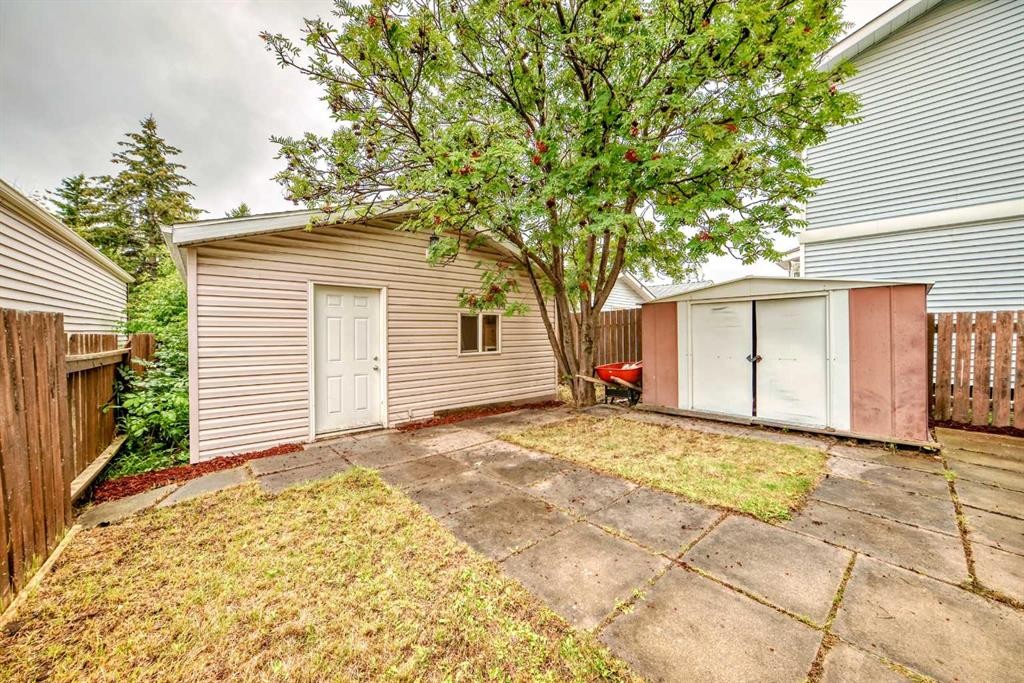 110 Edgeburn Crescent Nw, Calgary, AB - Outdoor With Exterior