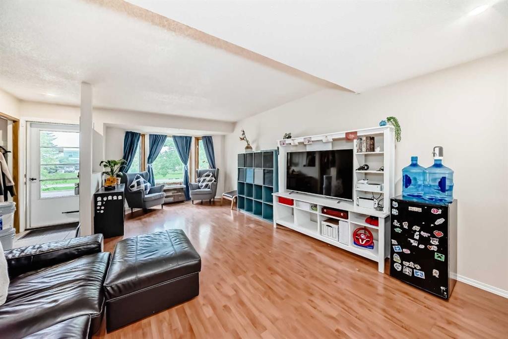 110 Edgeburn Crescent Nw, Calgary, AB - Indoor Photo Showing Living Room