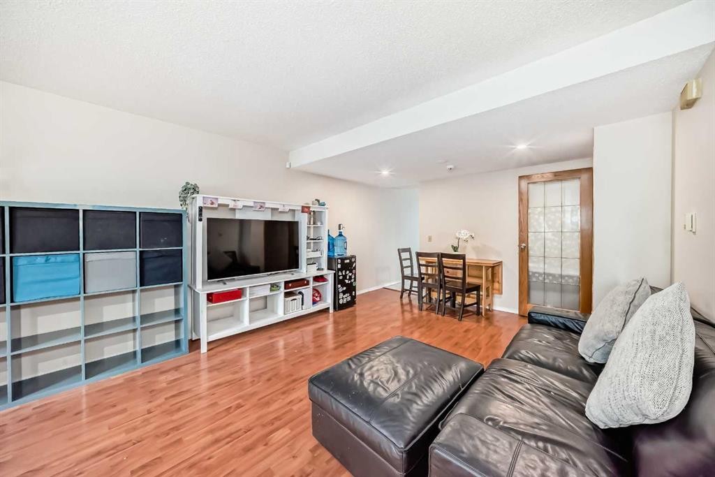 110 Edgeburn Crescent Nw, Calgary, AB - Indoor Photo Showing Living Room
