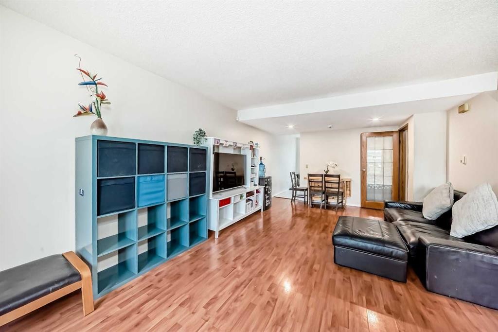 110 Edgeburn Crescent Nw, Calgary, AB - Indoor Photo Showing Living Room