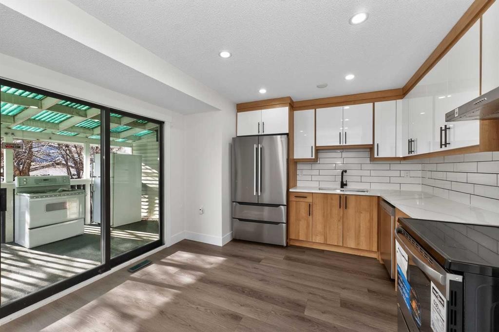 3319 56 Street Ne, Calgary, AB - Indoor Photo Showing Kitchen