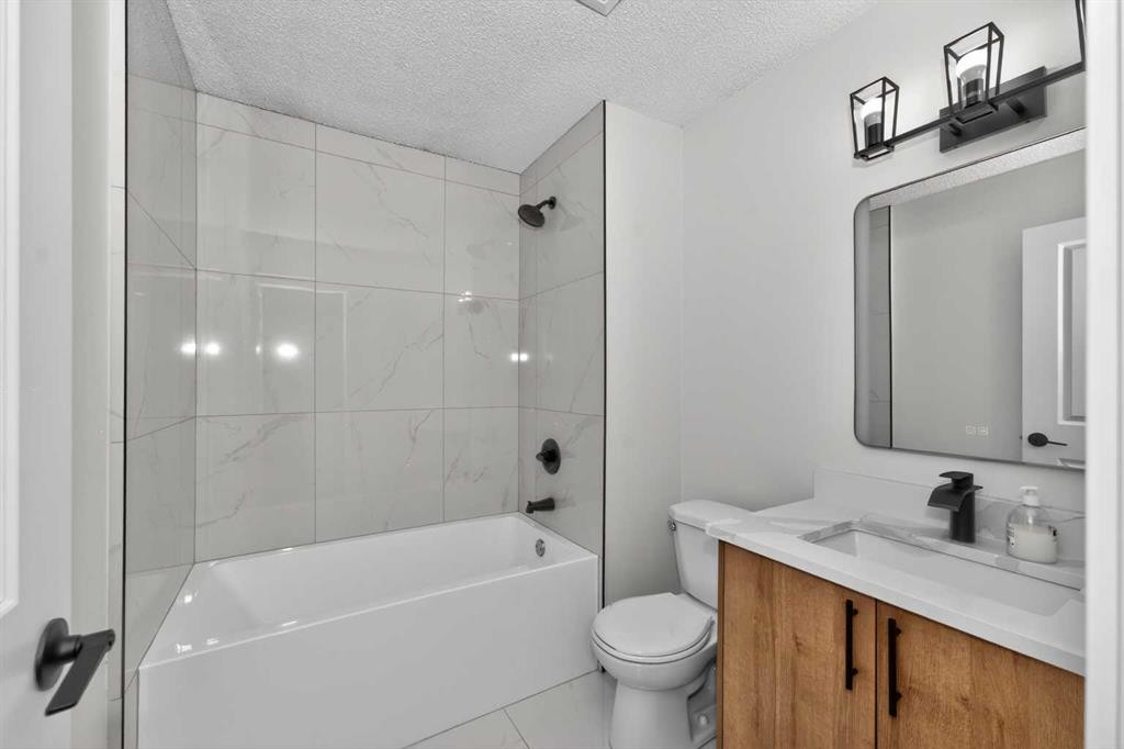3319 56 Street Ne, Calgary, AB - Indoor Photo Showing Bathroom