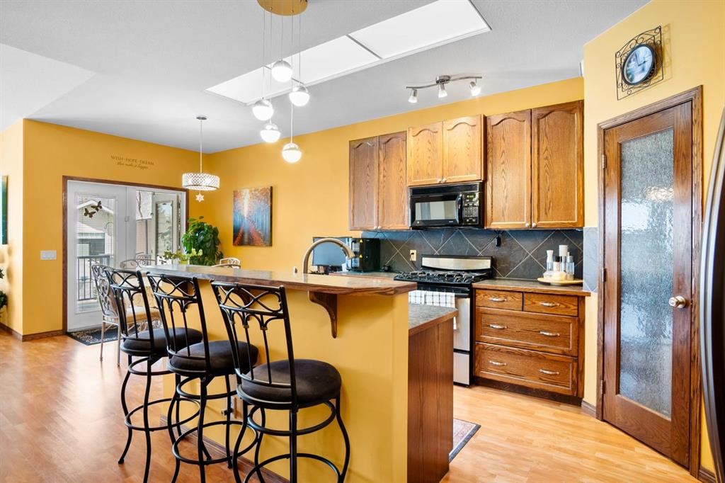 41 Stromsay Gate, Carstairs, AB - Indoor Photo Showing Kitchen