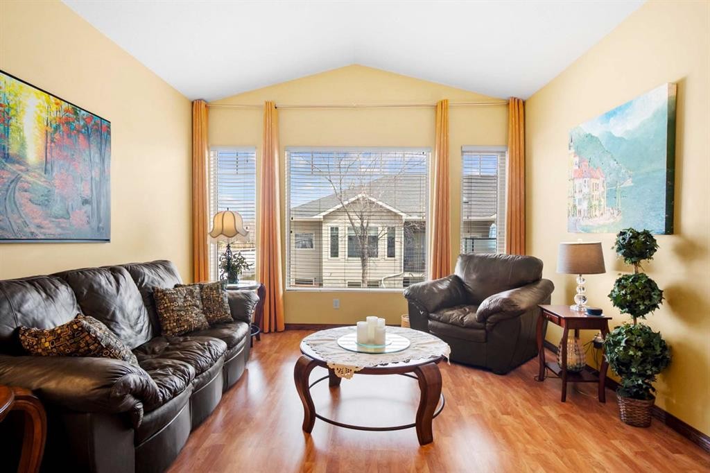 41 Stromsay Gate, Carstairs, AB - Indoor Photo Showing Living Room