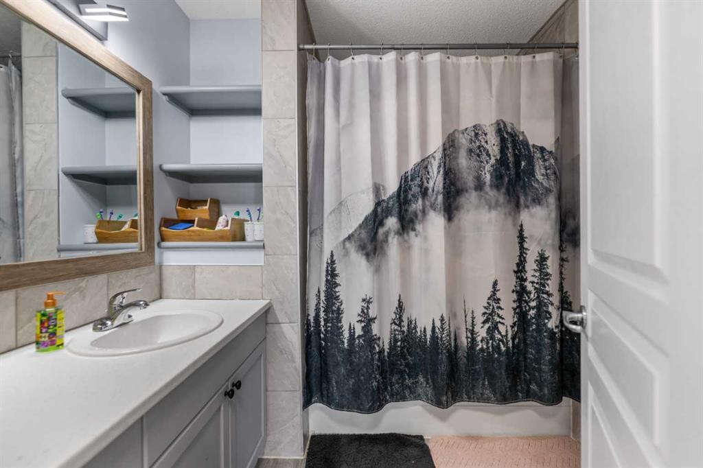 328 Rainbow Falls Way, Chestermere, AB - Indoor Photo Showing Bathroom