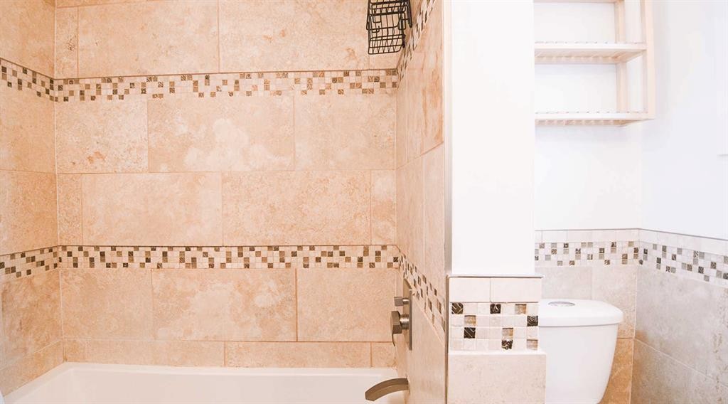 15 Hamlet Road Sw, Calgary, AB - Indoor Photo Showing Bathroom