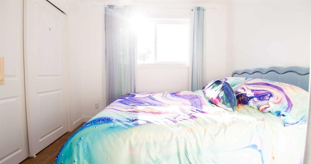 15 Hamlet Road Sw, Calgary, AB - Indoor Photo Showing Bedroom