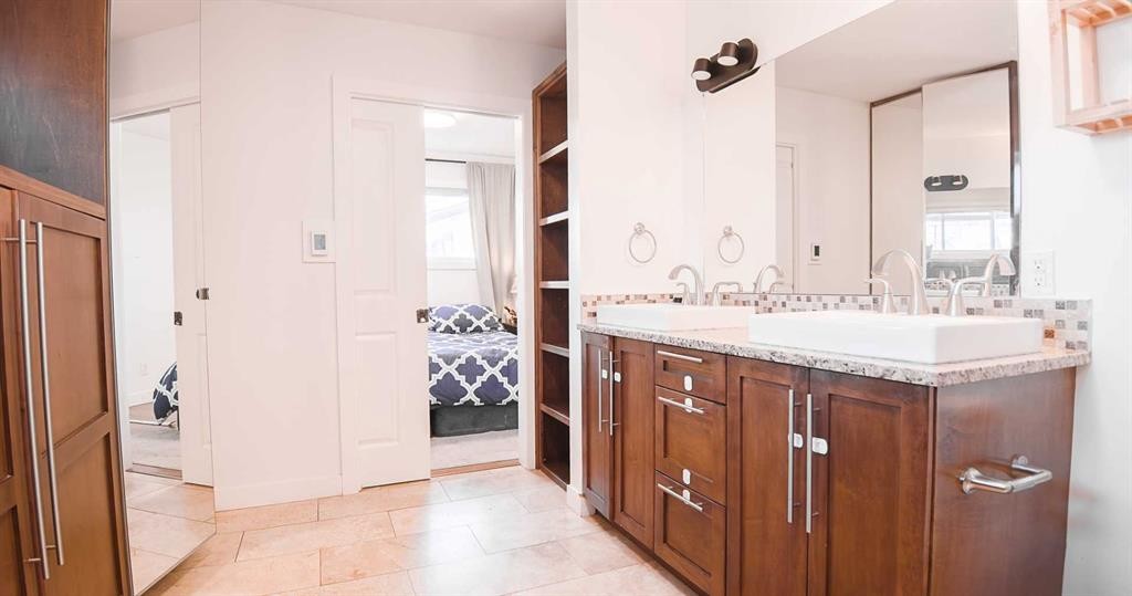 15 Hamlet Road Sw, Calgary, AB - Indoor Photo Showing Bathroom