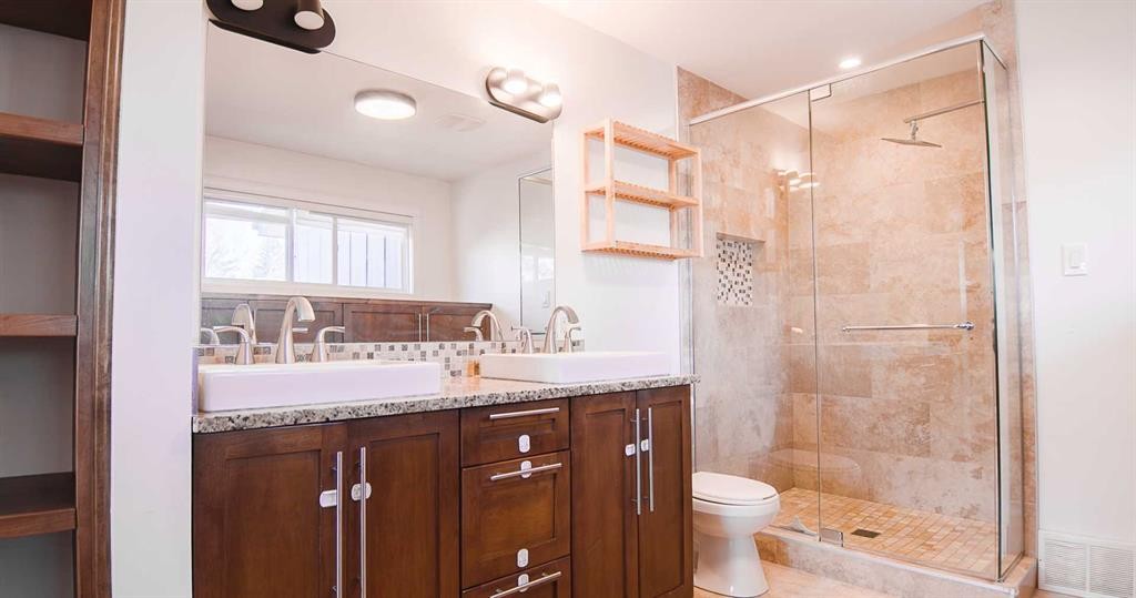 15 Hamlet Road Sw, Calgary, AB - Indoor Photo Showing Bathroom