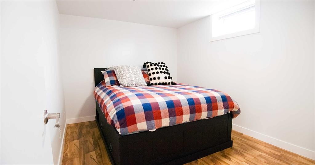 15 Hamlet Road Sw, Calgary, AB - Indoor Photo Showing Bedroom