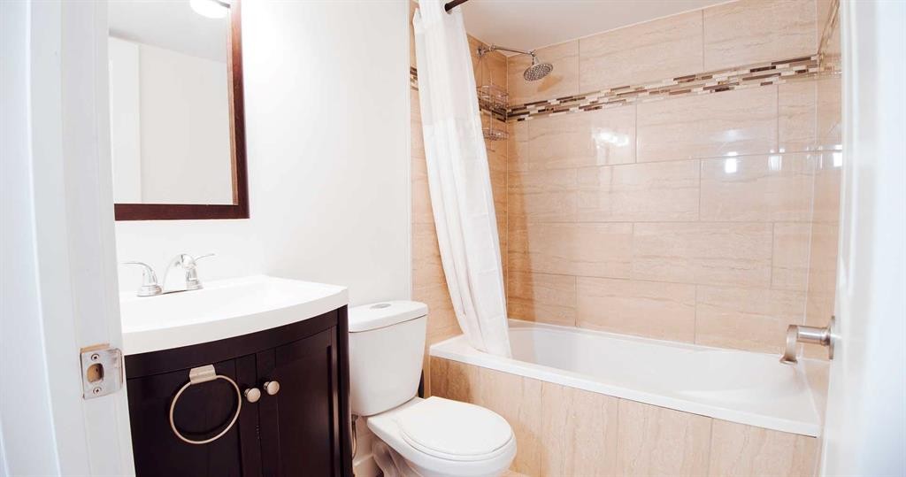 15 Hamlet Road Sw, Calgary, AB - Indoor Photo Showing Bathroom
