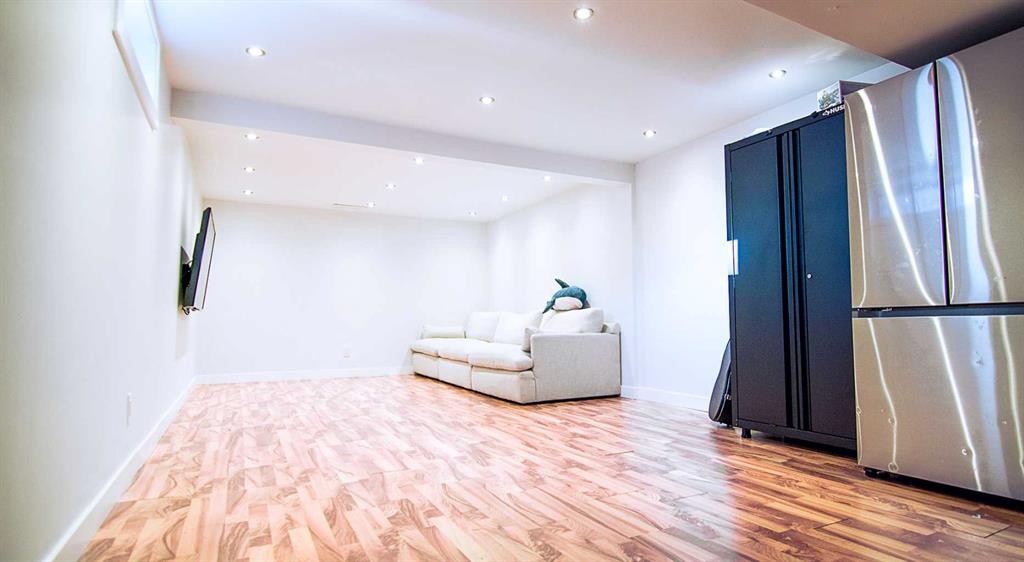 15 Hamlet Road Sw, Calgary, AB - Indoor Photo Showing Other Room