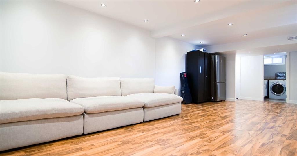 15 Hamlet Road Sw, Calgary, AB - Indoor