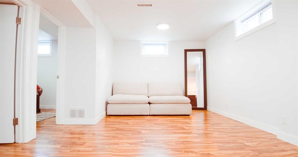 15 Hamlet Road Sw, Calgary, AB - Indoor Photo Showing Other Room