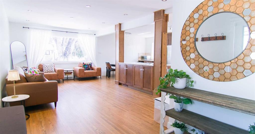 15 Hamlet Road Sw, Calgary, AB - Indoor Photo Showing Other Room