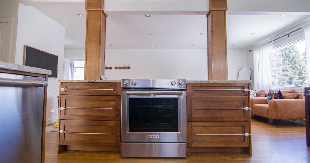 15 Hamlet Road Sw, Calgary, AB - Indoor Photo Showing Other Room