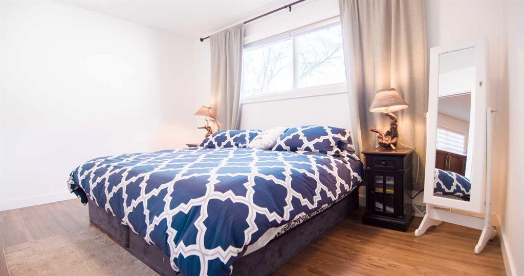 15 Hamlet Road Sw, Calgary, AB - Indoor Photo Showing Bedroom
