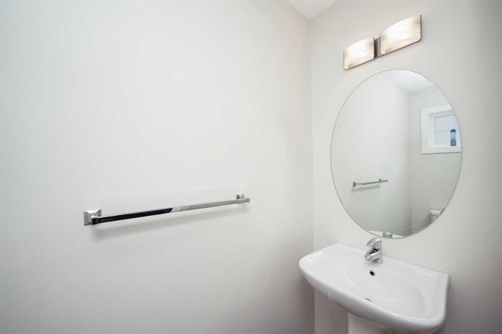 88 Pantego Lane Nw, Calgary, AB - Indoor Photo Showing Bathroom