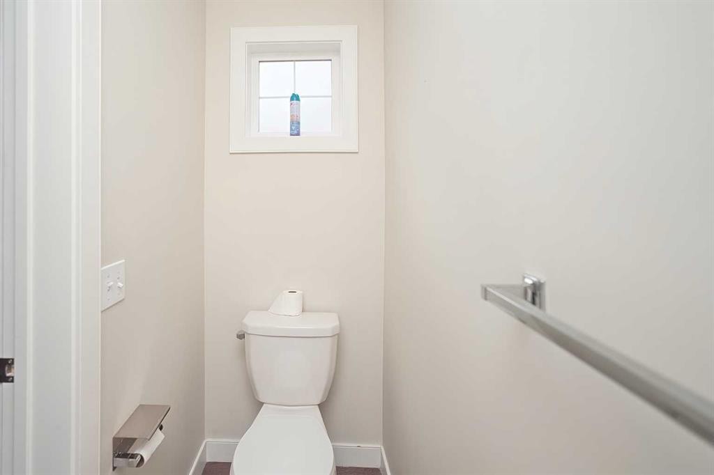 88 Pantego Lane Nw, Calgary, AB - Indoor Photo Showing Bathroom