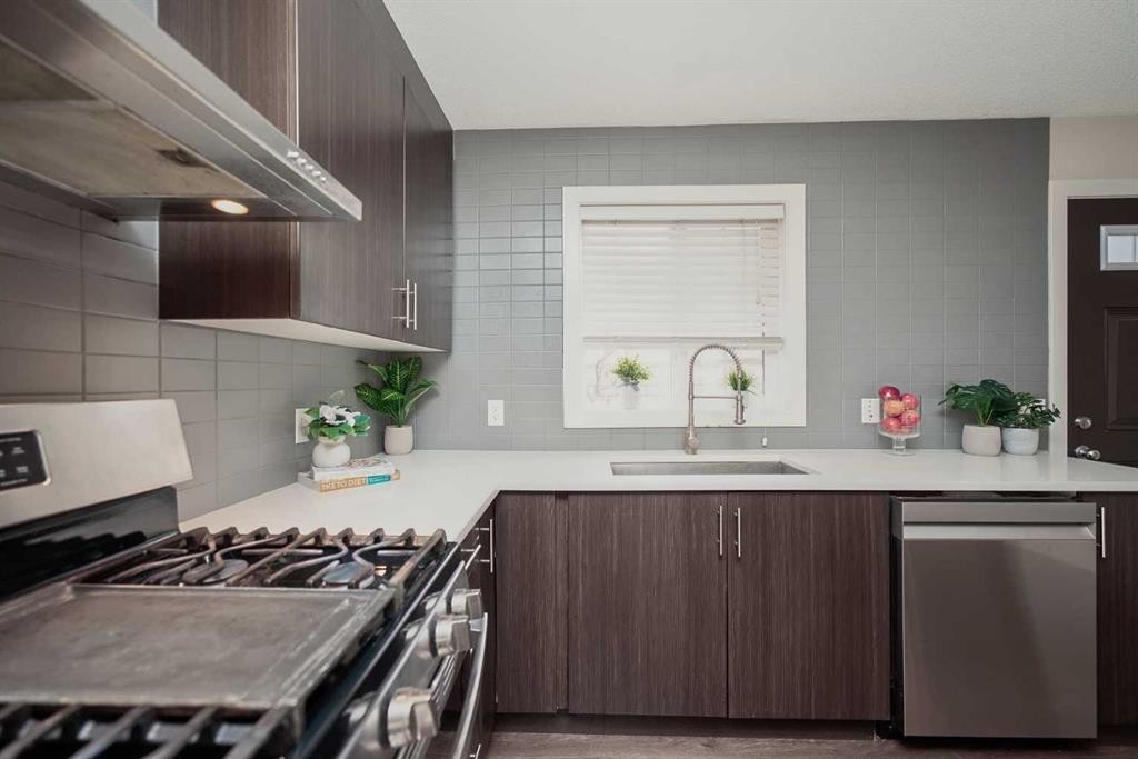 88 Pantego Lane Nw, Calgary, AB - Indoor Photo Showing Kitchen With Upgraded Kitchen