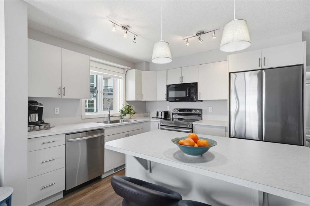 4201-279 Copperpond Common Se, Calgary, AB - Indoor Photo Showing Kitchen