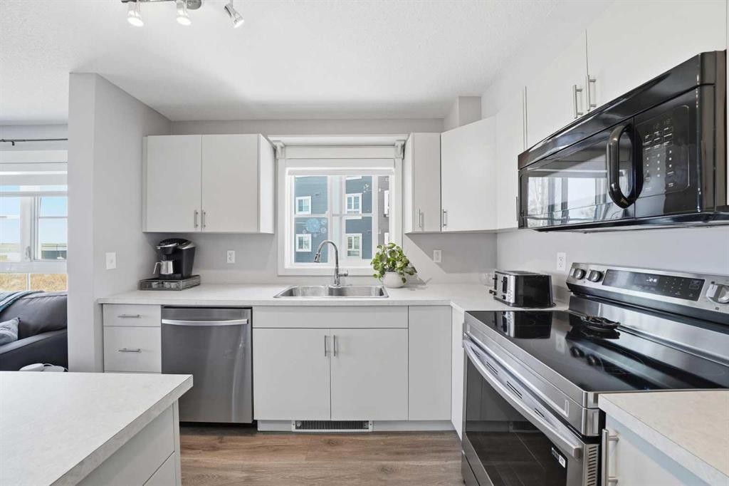 4201-279 Copperpond Common Se, Calgary, AB - Indoor Photo Showing Kitchen