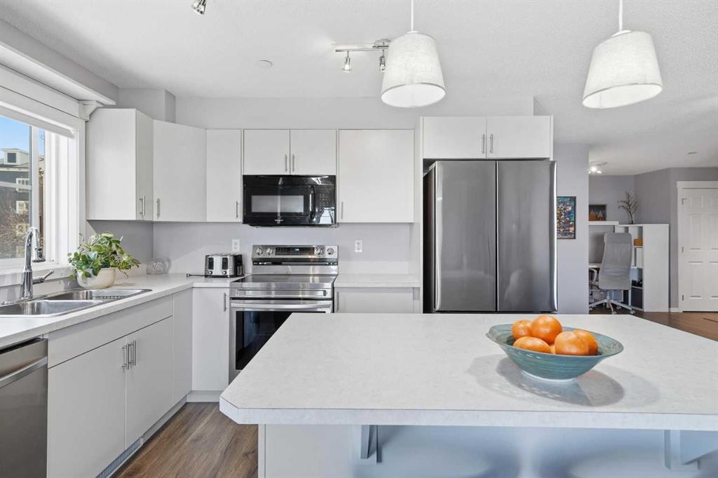 4201-279 Copperpond Common Se, Calgary, AB - Indoor Photo Showing Kitchen With Double Sink With Upgraded Kitchen