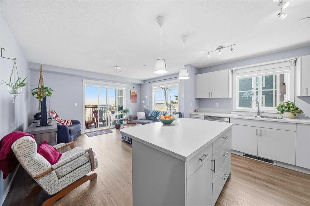 4201-279 Copperpond Common Se, Calgary, AB - Indoor Photo Showing Kitchen