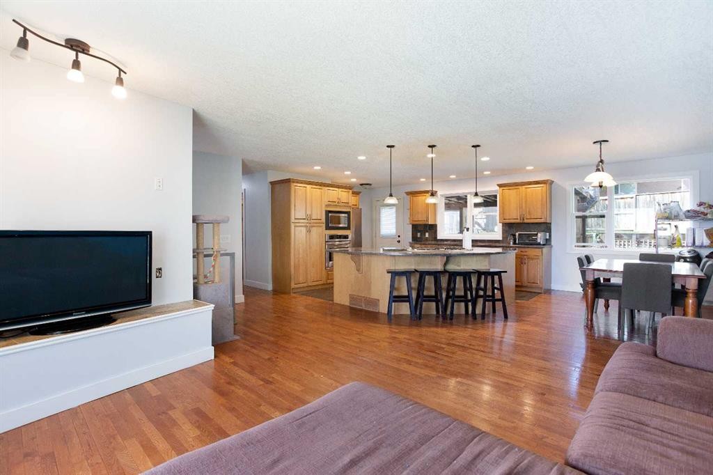 227 Cantrell Place Sw, Calgary, AB - Indoor Photo Showing Living Room
