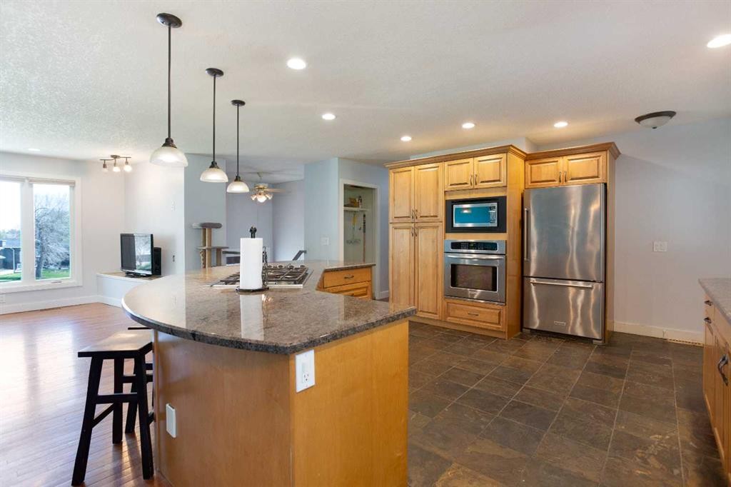 227 Cantrell Place Sw, Calgary, AB - Indoor Photo Showing Kitchen With Upgraded Kitchen
