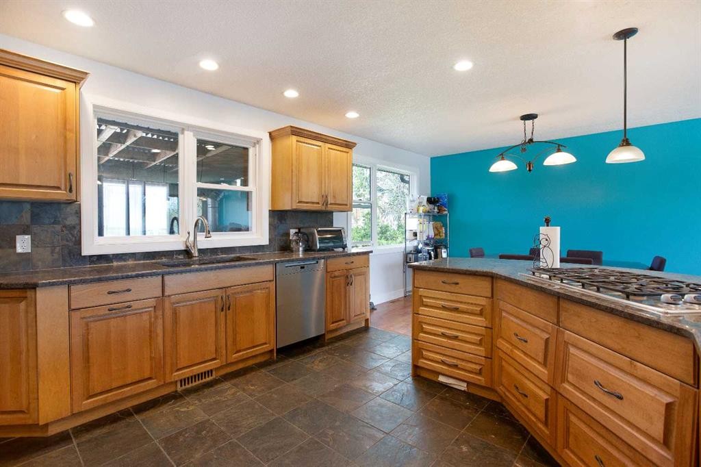 227 Cantrell Place Sw, Calgary, AB - Indoor Photo Showing Kitchen