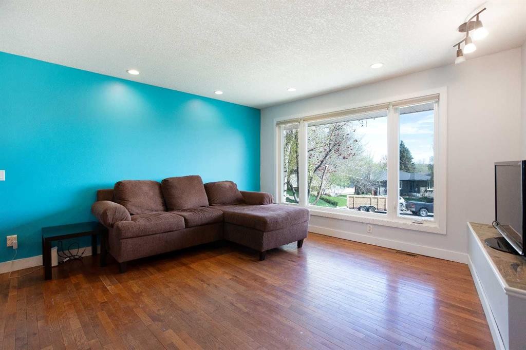 227 Cantrell Place Sw, Calgary, AB - Indoor Photo Showing Living Room