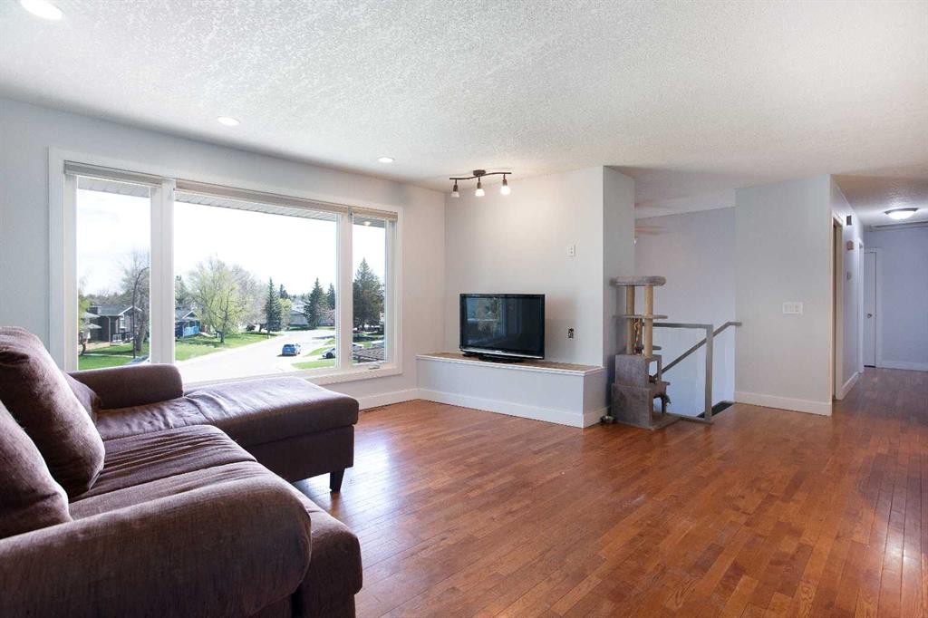 227 Cantrell Place Sw, Calgary, AB - Indoor Photo Showing Living Room