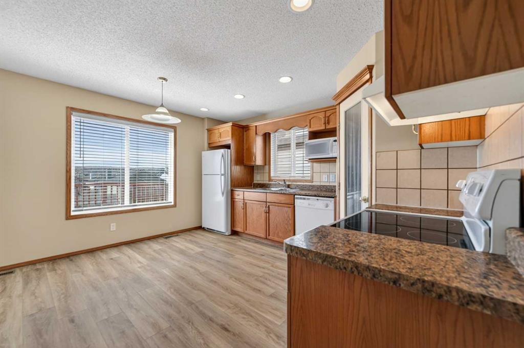 126 Evansmeade Crescent Nw, Calgary, AB - Indoor Photo Showing Kitchen