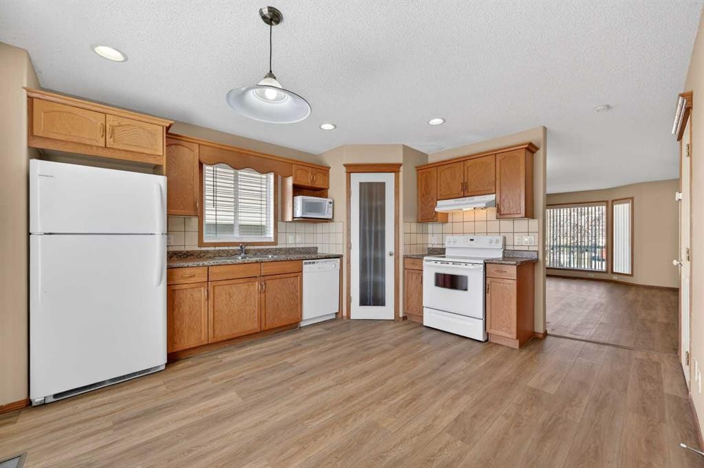 126 Evansmeade Crescent Nw, Calgary, AB - Indoor Photo Showing Kitchen