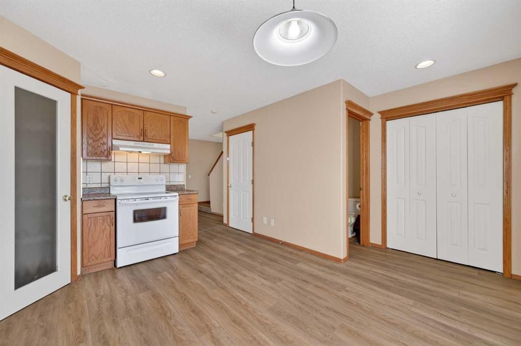 126 Evansmeade Crescent Nw, Calgary, AB - Indoor Photo Showing Kitchen