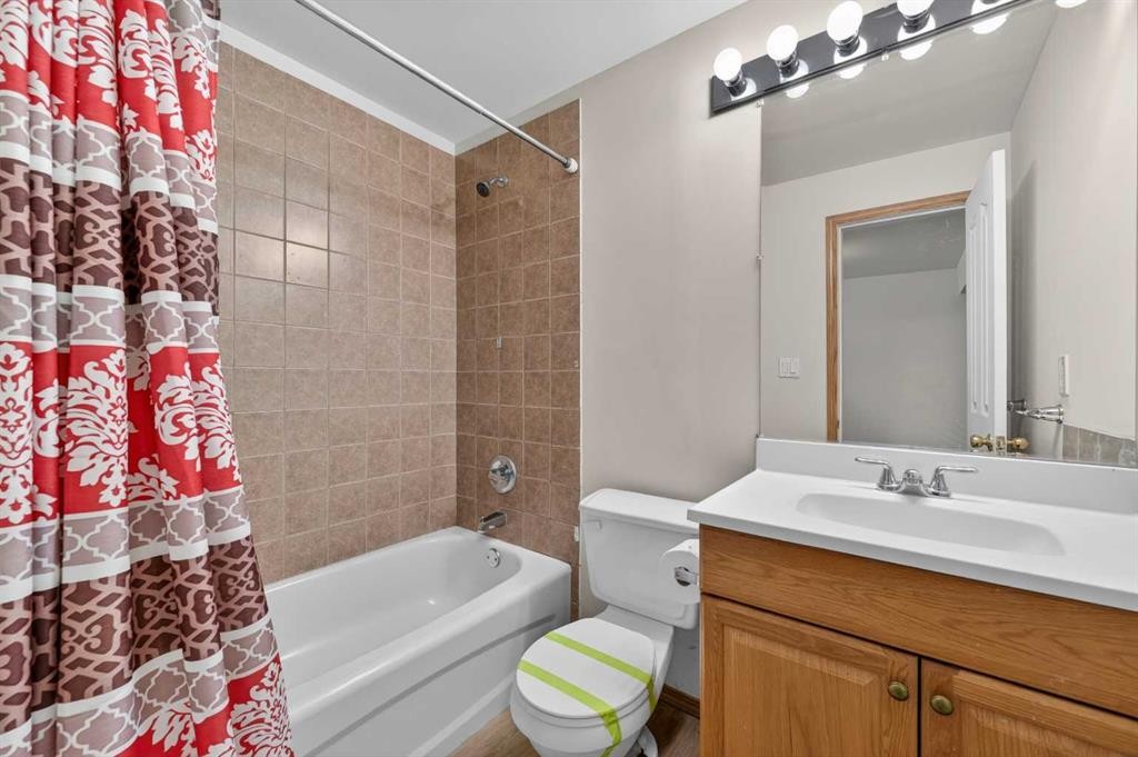 126 Evansmeade Crescent Nw, Calgary, AB - Indoor Photo Showing Bathroom