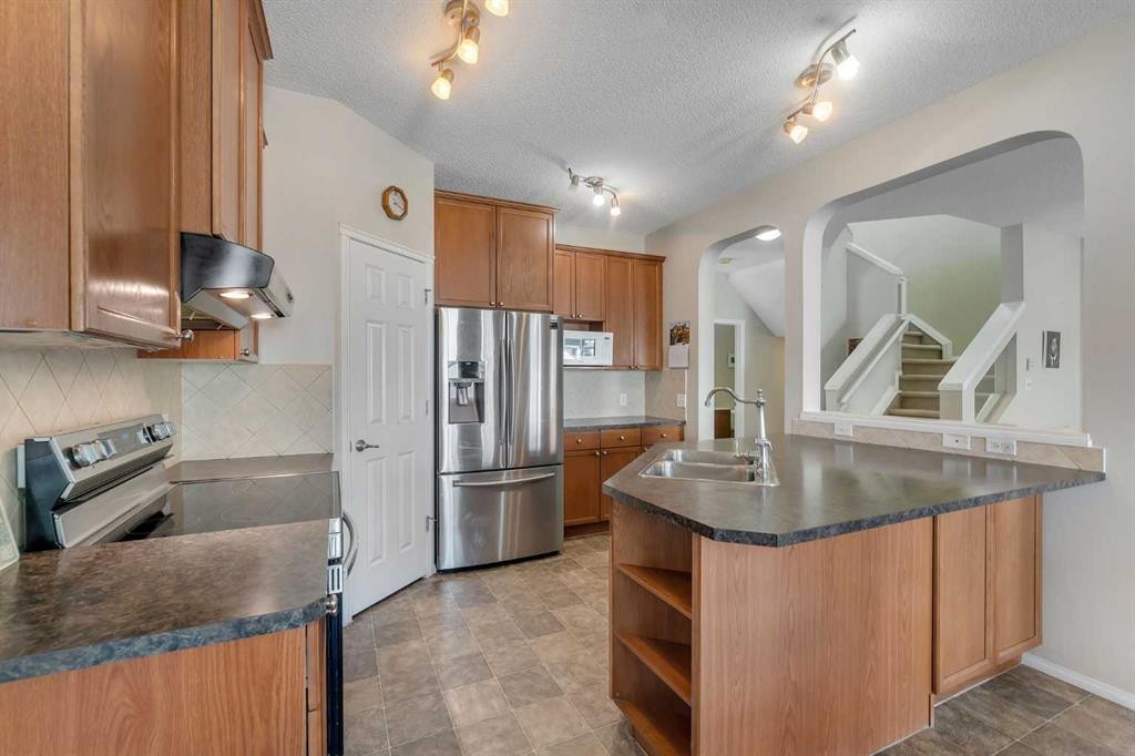 149 Saddlecrest Green Ne, Calgary, AB - Indoor Photo Showing Kitchen With Double Sink