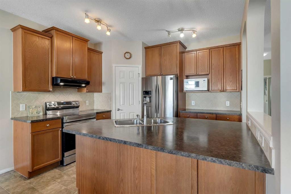149 Saddlecrest Green Ne, Calgary, AB - Indoor Photo Showing Kitchen