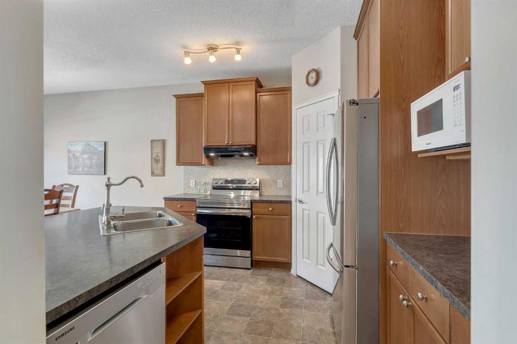 149 Saddlecrest Green Ne, Calgary, AB - Indoor Photo Showing Kitchen With Double Sink
