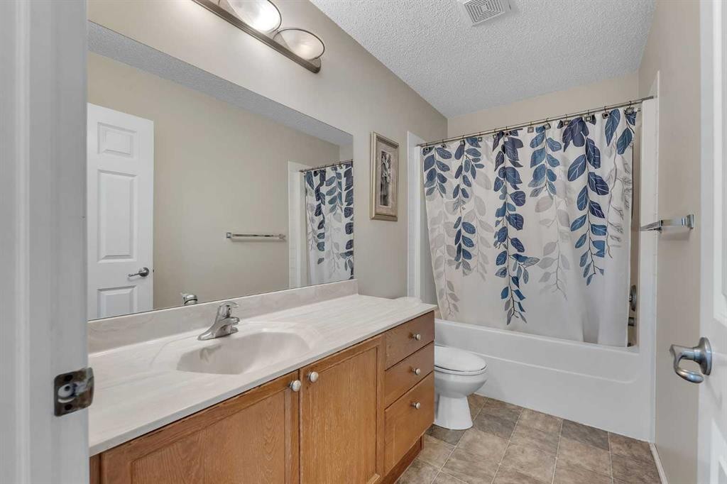 149 Saddlecrest Green Ne, Calgary, AB - Indoor Photo Showing Bathroom