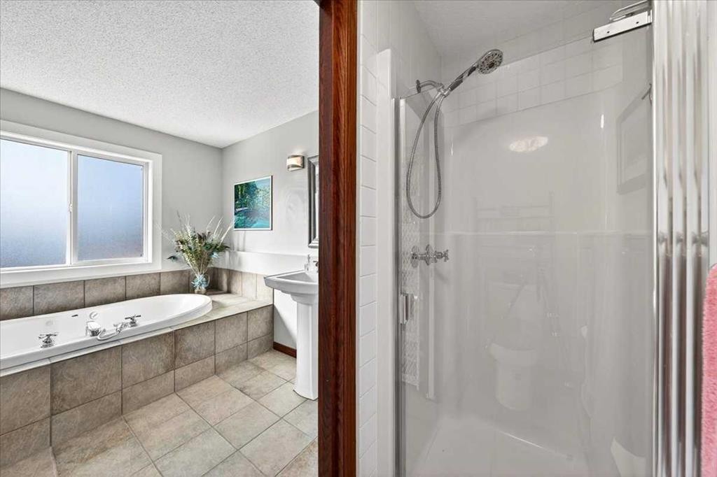 18 Inverness Rise Se, Calgary, AB - Indoor Photo Showing Bathroom