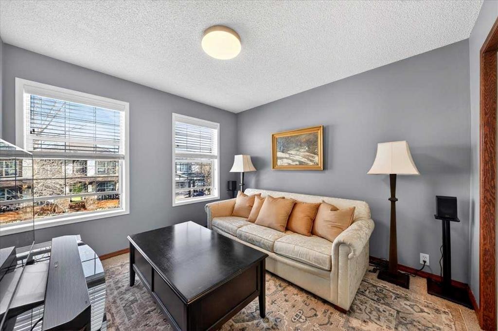 18 Inverness Rise Se, Calgary, AB - Indoor Photo Showing Living Room