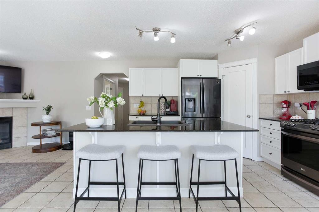403 Morningside Way Sw, Airdrie, AB - Indoor Photo Showing Kitchen